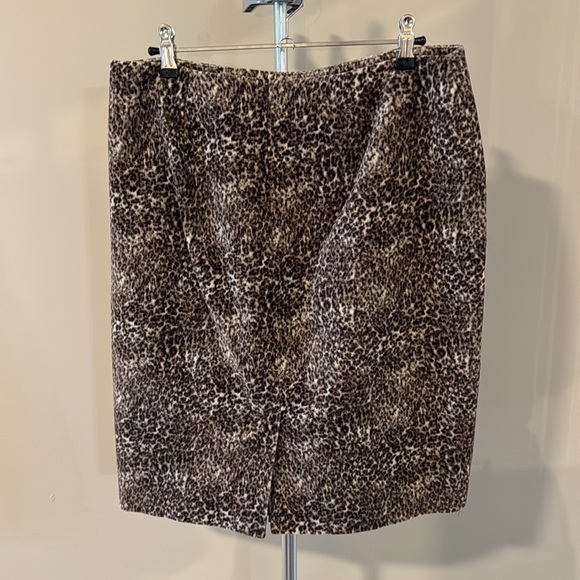 Talbots pencil skirt in cheetah print size 6 like new - Picture 3 of 7
